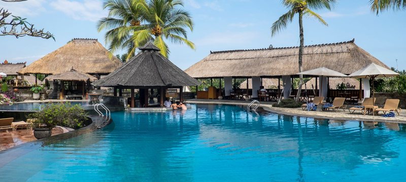 Communal Pool & Jacuzzi